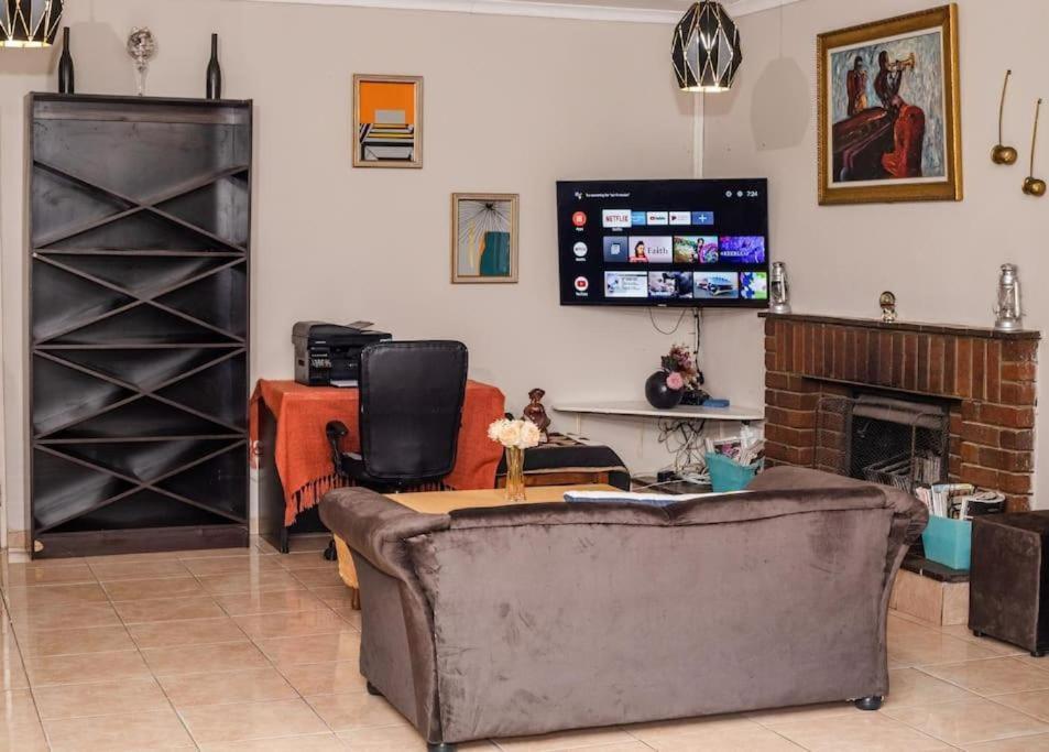 Birdville Bnb Guest House Gaborone Exterior photo